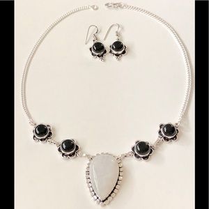 🛍BLACK ONYX AND MOONSTONE NECKLACE/ EARRINGS SET✨